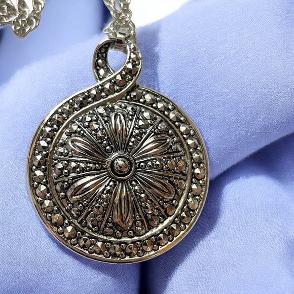 Vintage Ornate Silver Tone & White Pearlish Pendant Necklace - Picture 5 of 7